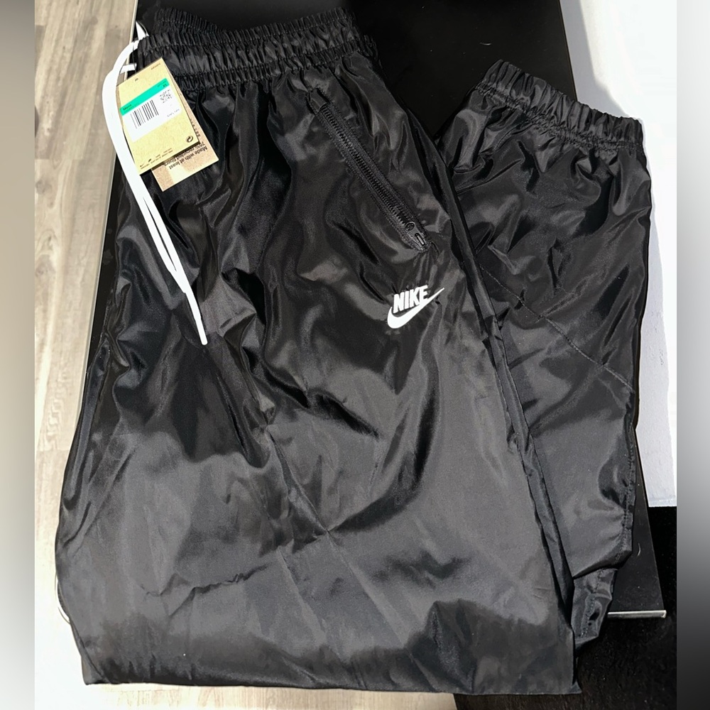 Nike Windrunner
Men's Woven Lined Pants  XL